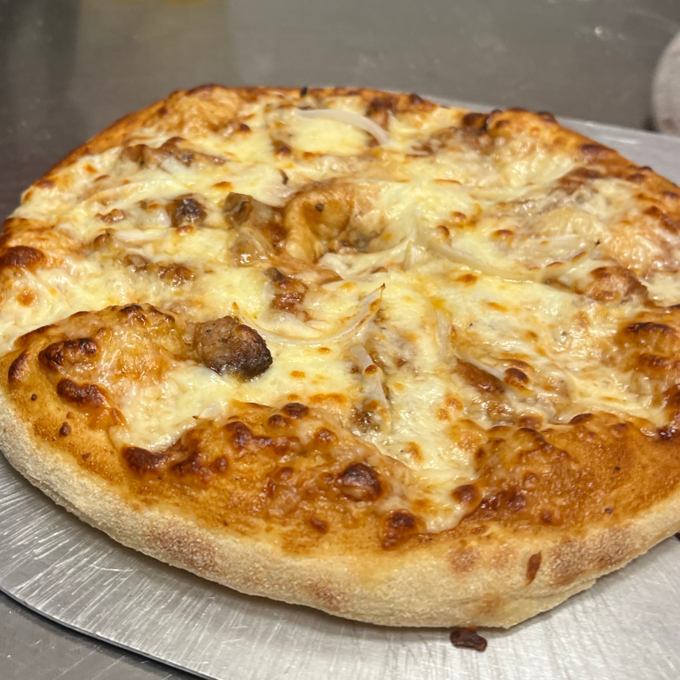 BBQ chicken pizza (small).