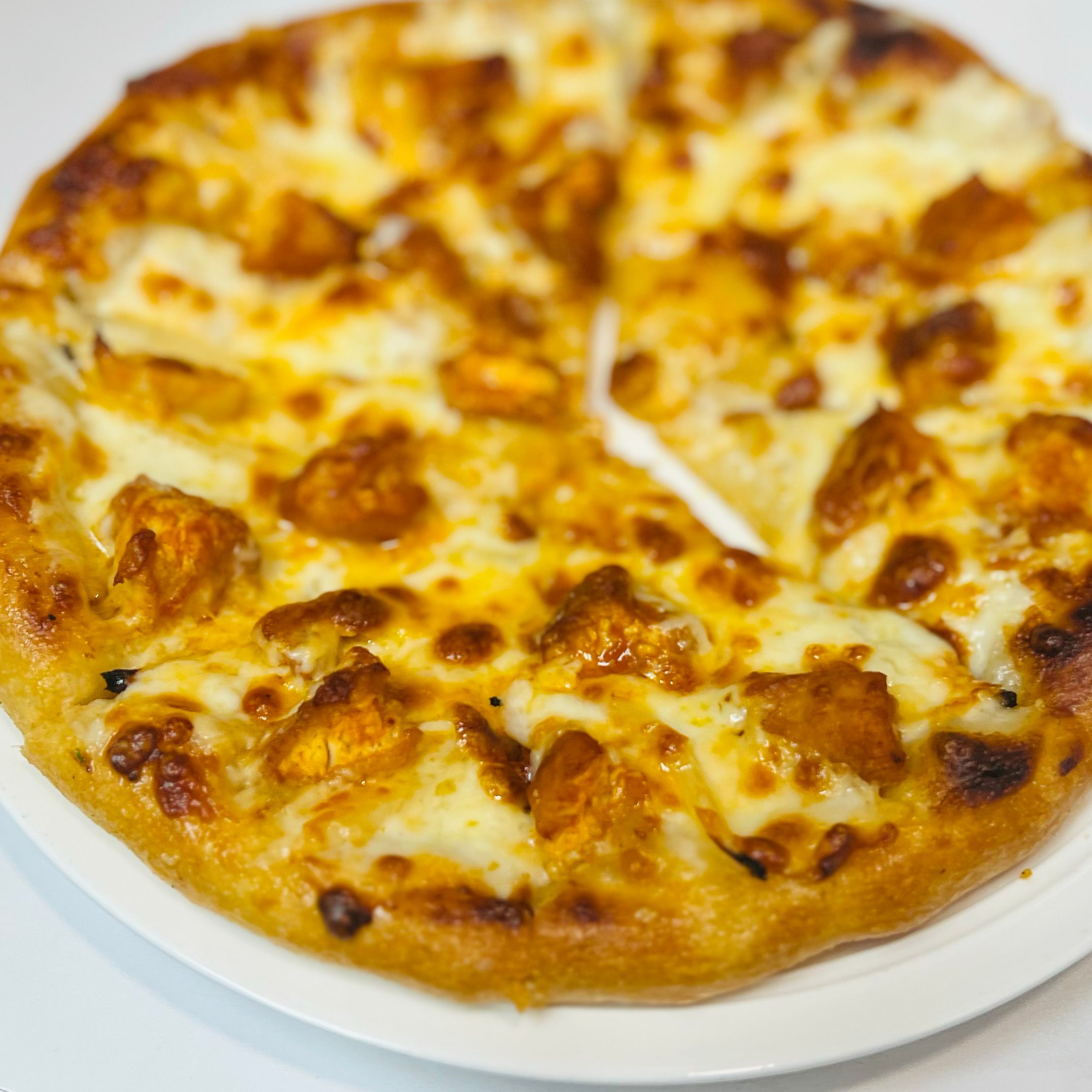 BBQ chicken pizza (Medium).